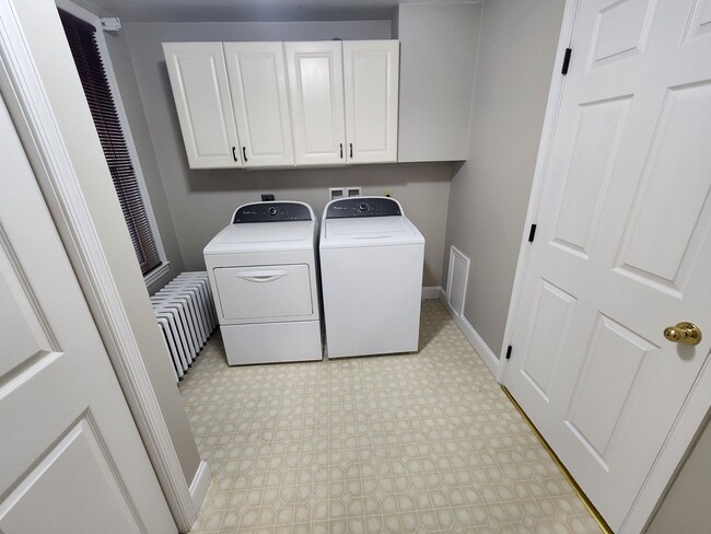 Building Photo - 440 E Queen St