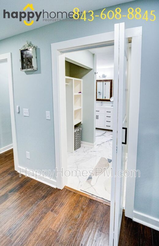 Building Photo - 2011 N Hwy 17