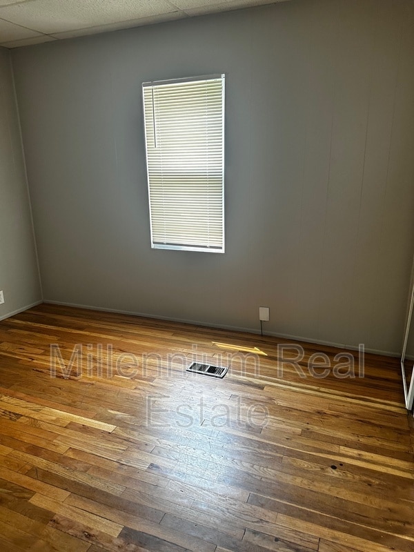 Building Photo - 670 E Mansfield Ave