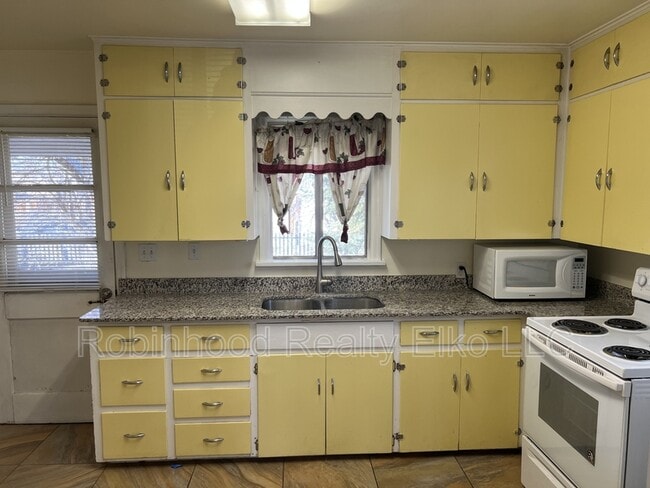 Building Photo - 345 Maple St