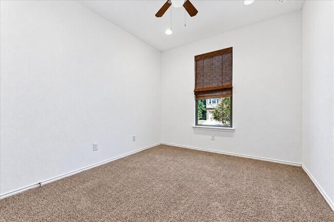 Building Photo - 1020 Clove Hitch Dr