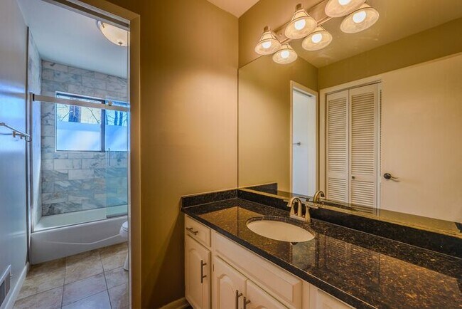 Building Photo - 4518 Club House Dr