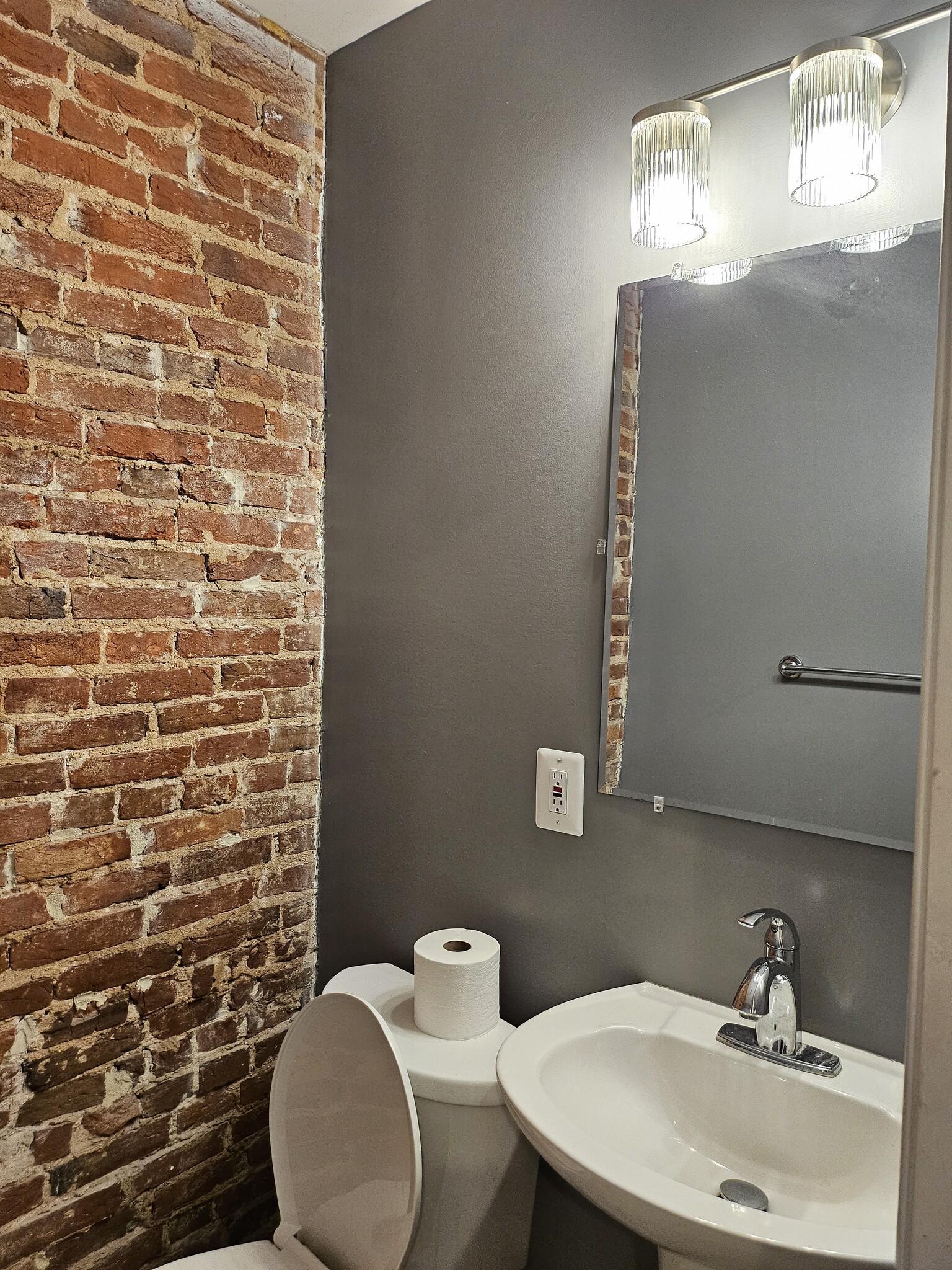 Building Photo - 908 S Hanover St