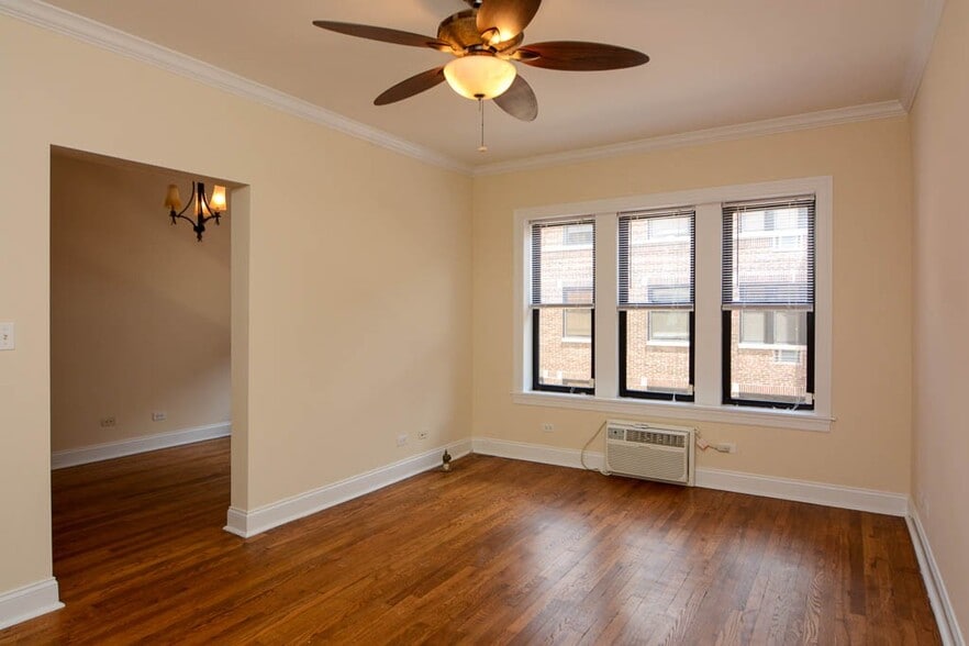 Building Photo - 728 W Addison St