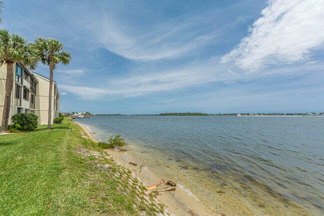 Building Photo - 1840 Tarpon Ln