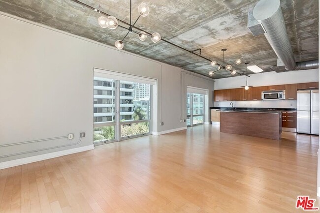Building Photo - 645 W 9th St
