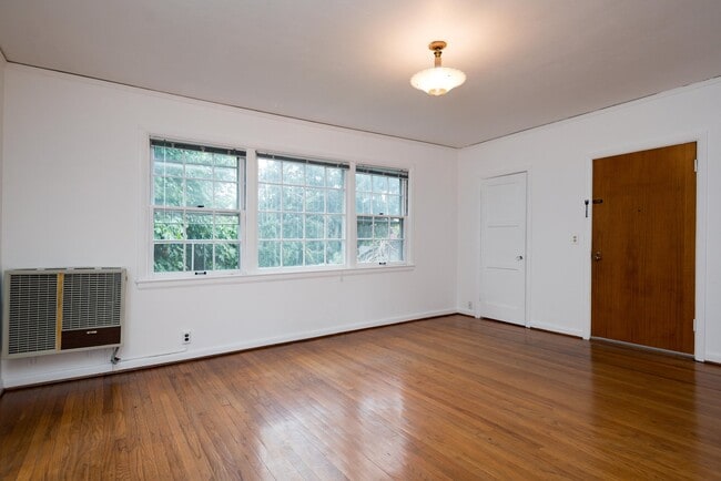 Building Photo - 5600 NE Sandycrest Terrace
