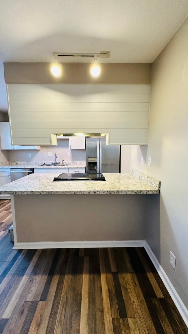 Building Photo - 3 BEDROOM END UNIT TOWNHOUSE FOR RENT IN V...
