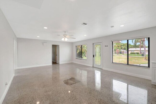 Building Photo - 3550 NE 4th Ave