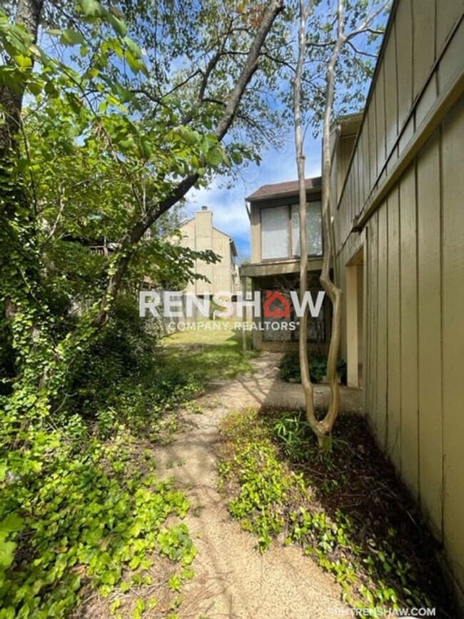 Building Photo - Unique 3 Bed / 2.5 Bath Condo - Move in Re...