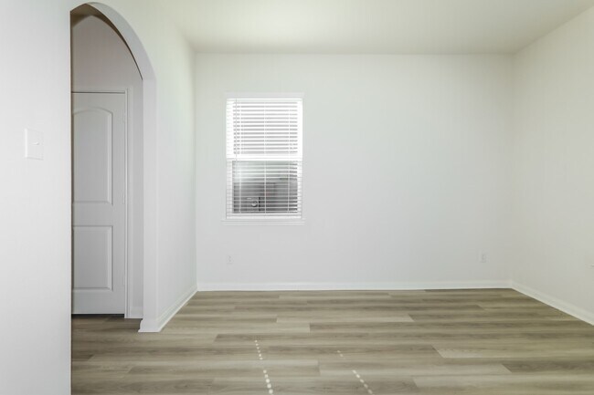 Building Photo - 26877 Steinbeck Dr