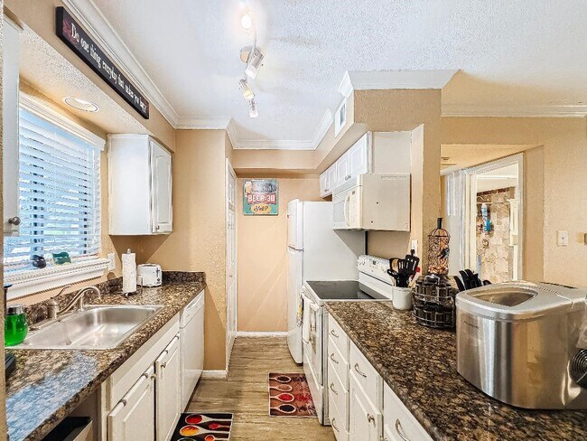 Building Photo - 12100 Melville Dr