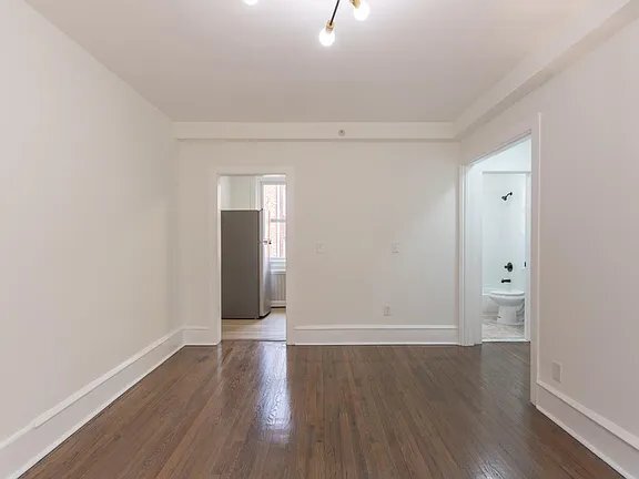 Building Photo - 606 W Maple Ave