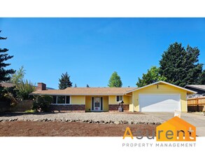 Building Photo - Two Bedroom- Two Full Bathroom Home in des...