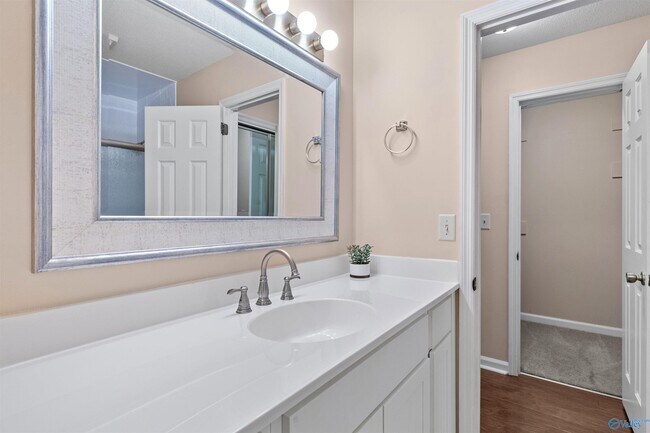 Building Photo - 2058 Woodlawn Dr SW