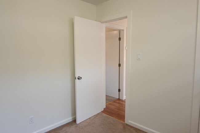 Building Photo - 2/1 - Central Redwood City Location - Hwy ...