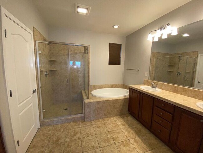 Building Photo - Top of the Hill - Gorgeous 5 Bedroom 3 Bat...