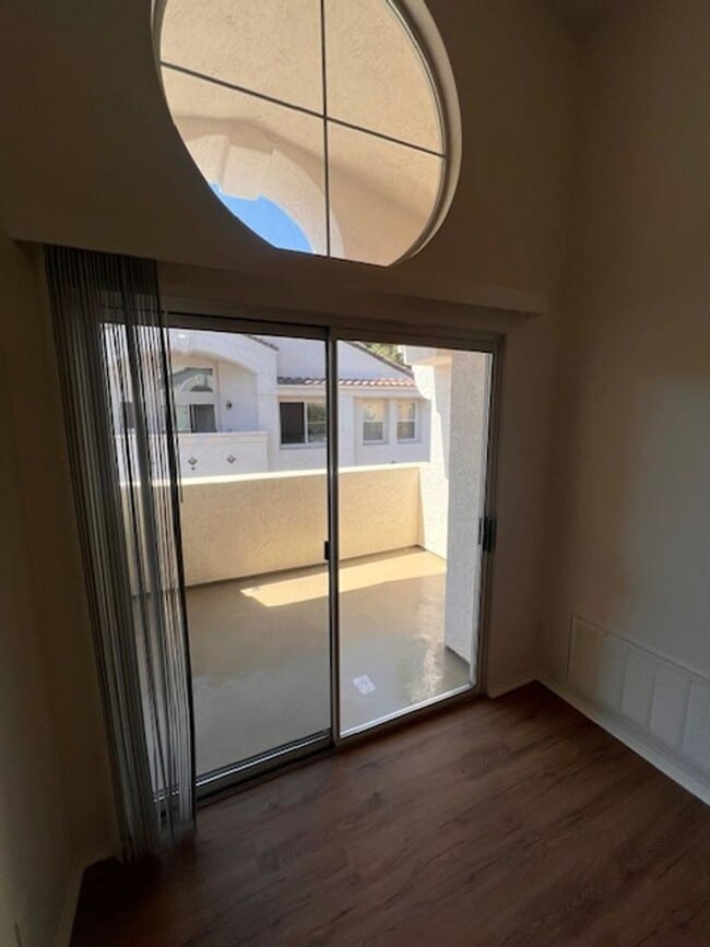 Building Photo - Spacious 2 Bedroom, 2 Bathroom Town Home w/ Attached Garage! Andria of UTC