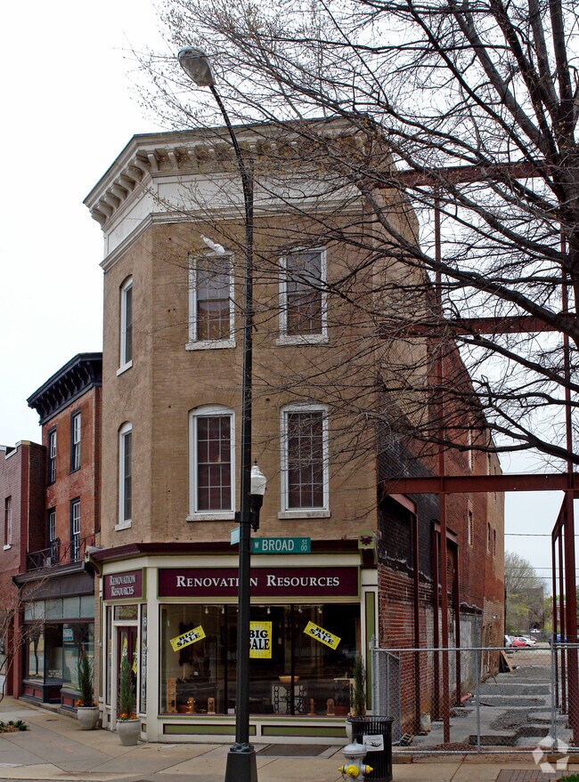 Building Photo - 18 W Broad St