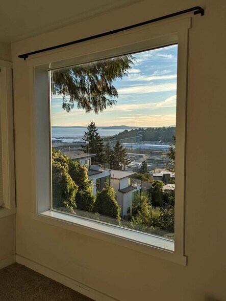 Building Photo - 2219 11th Ave W