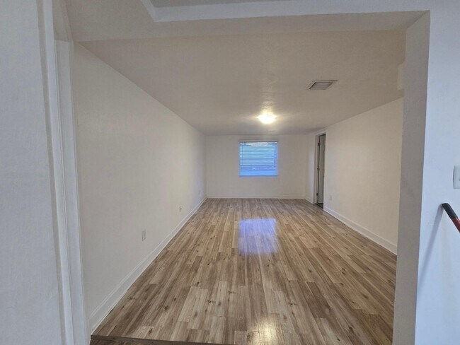 Building Photo - 3901 Lakewood Rd