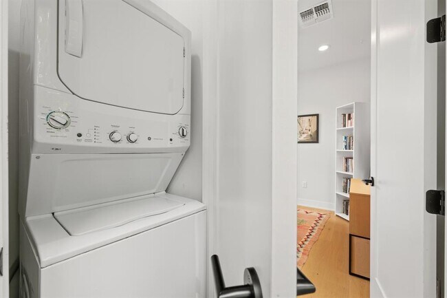 Building Photo - 1710 Adina St