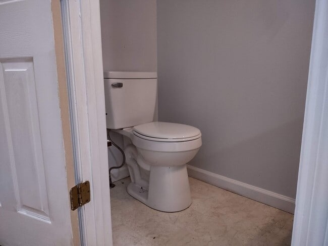 Building Photo - 2 bedroom 1.5 bath condo near ETSU