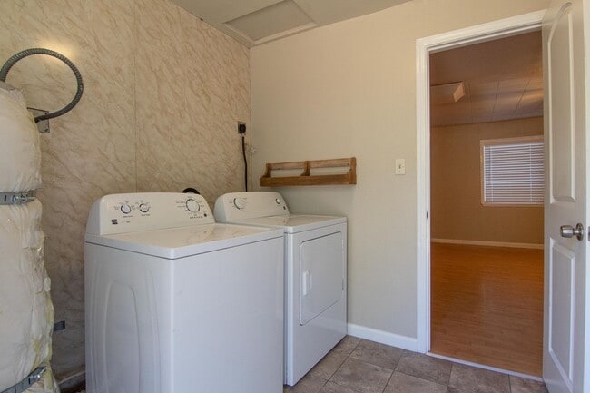 Building Photo - 2 Bedroom North Redding Home with Bonus Ro...