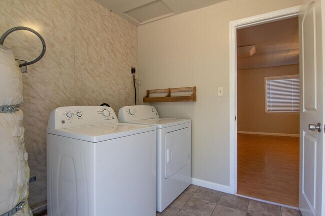 Building Photo - 2 Bedroom North Redding Home with Bonus Room. Completely Fenced!