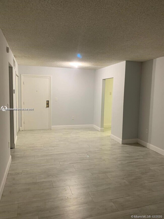 Building Photo - 666 W 81st St