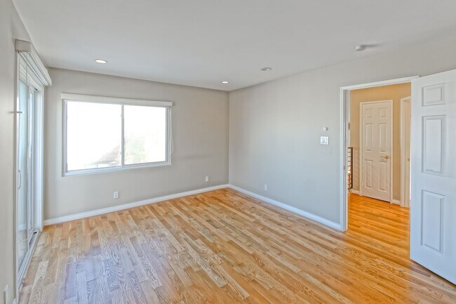 Building Photo - 4021 Crest Dr