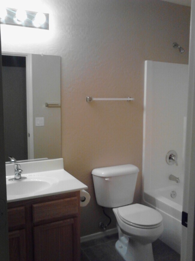 Building Photo - AVAILABLE NOW!!!