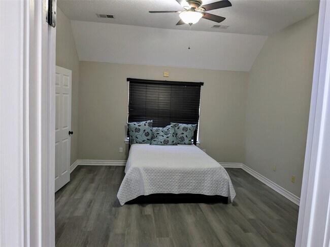 Building Photo - 10067 Lazy Meadows Dr