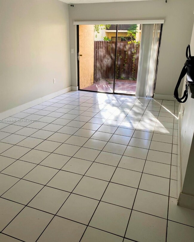 Building Photo - 680 W Park Dr