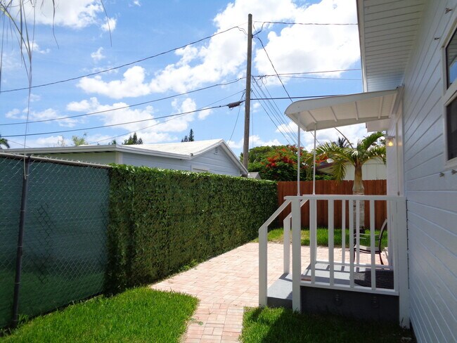 Building Photo - 3601 Lakewood Rd