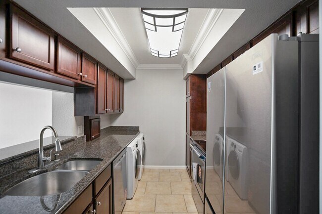 Building Photo - 1 Bed, 1 Bath In Highly Desirable Guard Gated Las Vegas Country Club