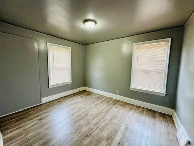 Building Photo - 15895 Cloverlawn Ave