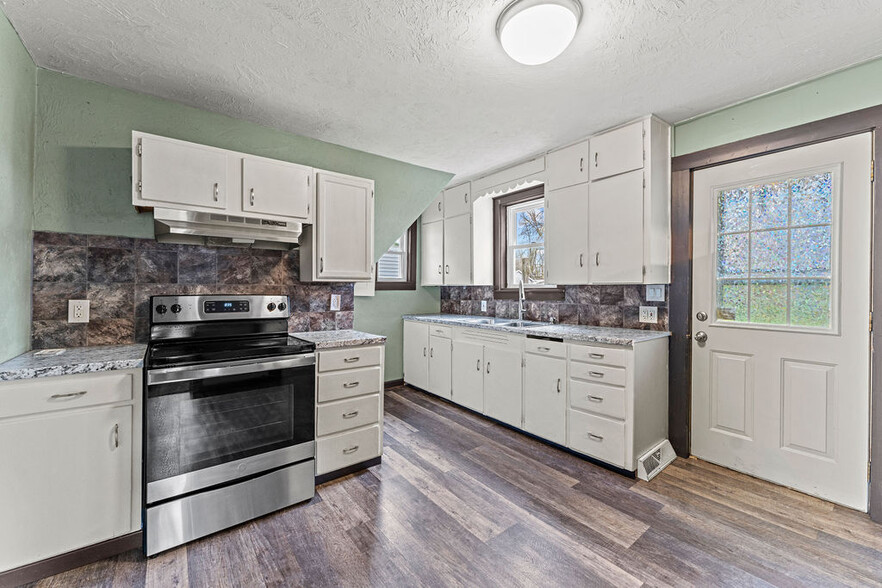 Primary Photo - 1205 Shiocton St
