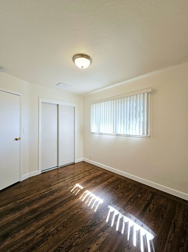 Building Photo - Remodeled 3-bed/2-bath Single Family Home ...