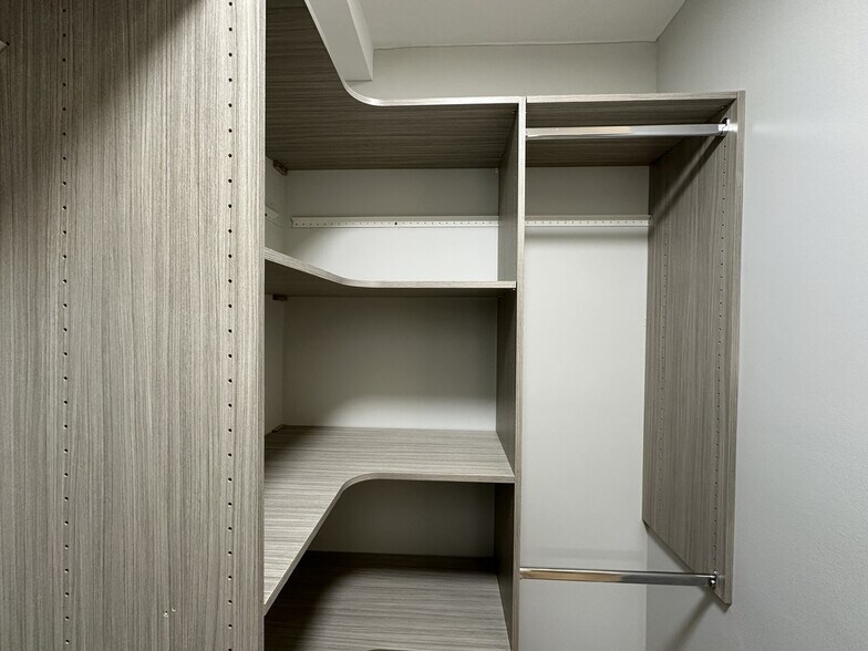 Building Photo - 1214 N La Salle Dr