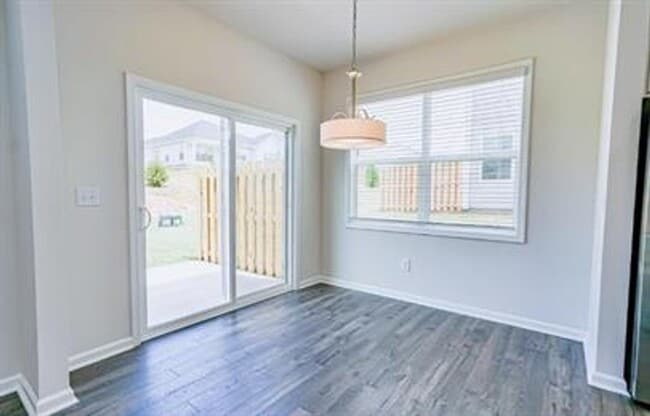 Building Photo - Spacious 3/2 Available On October 1st!