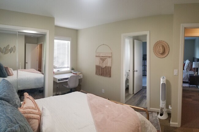 Building Photo - Immaculate 5 Bedroom 3 bath home with beautiful hill views!