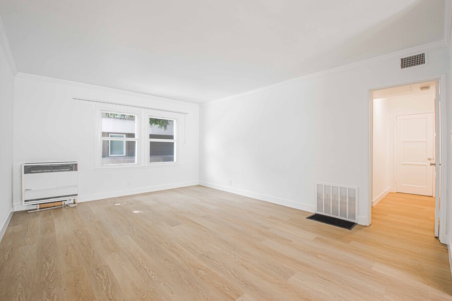 Building Photo - 5845 W 88th St