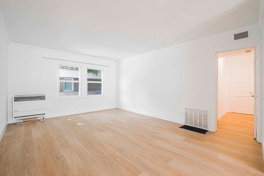 Building Photo - 8804 Belford Ave