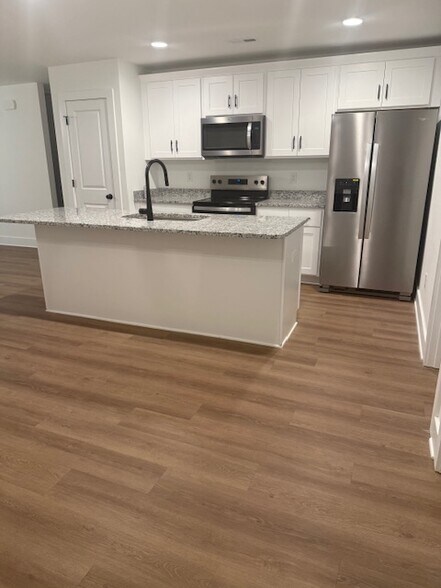 Building Photo - 150 Cherry St