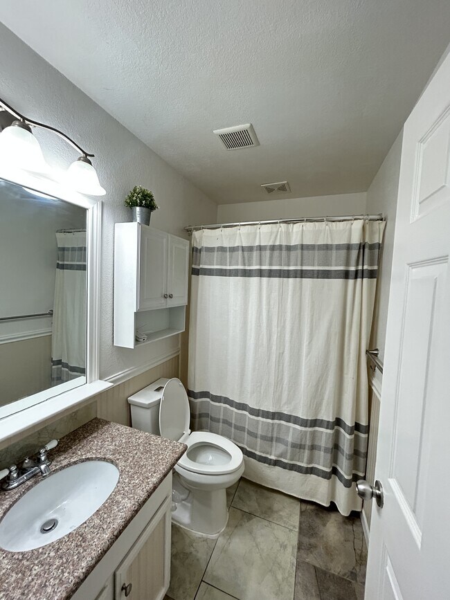 Building Photo - 461 Pamela Dr