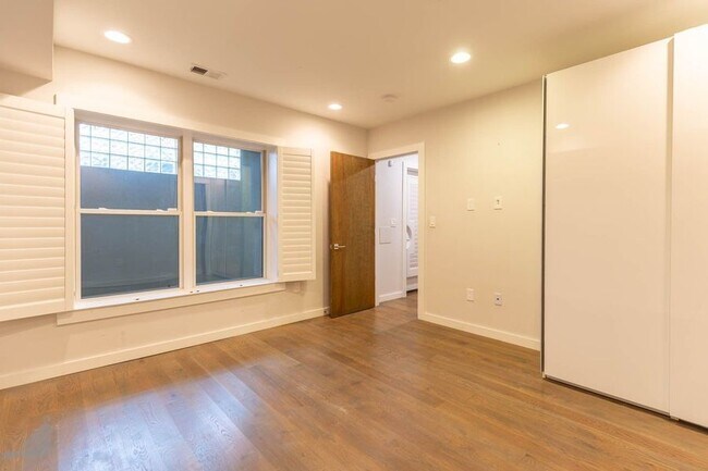 Building Photo - 1330 Montello Ave NE