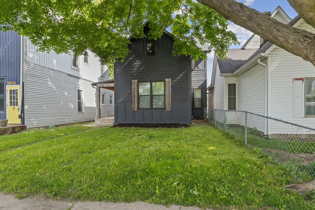 Building Photo - 1806 Woodlawn Ave