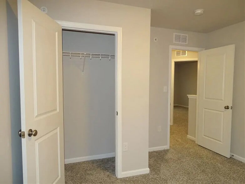 Building Photo - 5 Cobblestone Ct