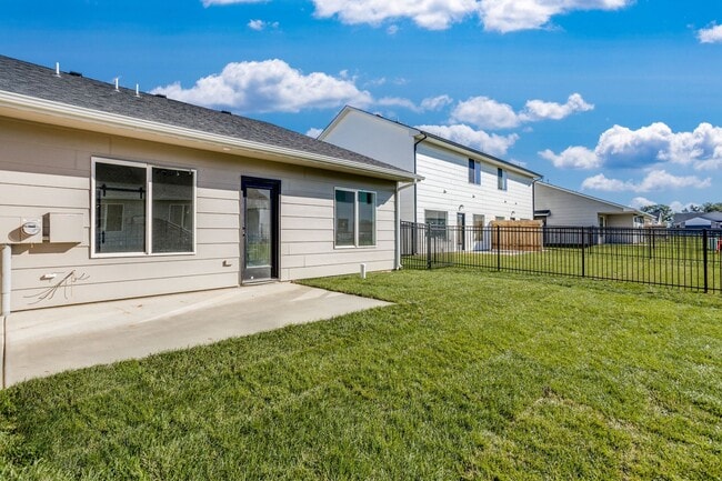 Building Photo - Fox Creek Holly Plan